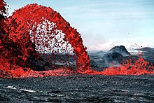 Fontanna Magma spryskuje płynną skałę z głębi ziemi