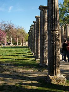 De binnenplaats van de palaestra in Olympia (links) en een zuilengalerij (rechts)  