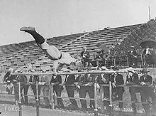Atleet aan de rekstok op de spelen van 1904  
