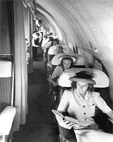 Matkustajia Pan Am Boeing 307 -lentokoneessa  