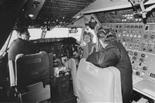 First Lady Pat Nixon in de cockpit van een 747 op 15 januari 1970.  