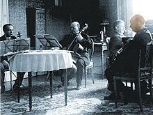 Paul Hindemith (right) making music (with viola) in Vienna in 1933. f. l. t. r.: Bronisław Huberman (violin), Pau Casals (cello), Artur Schnabel (piano)