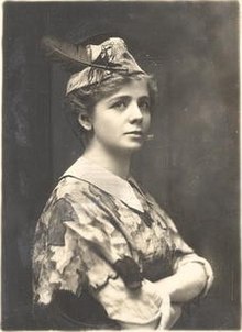 Näyttelijä Maude Adams Peter Panin roolissa vuonna 1915.  