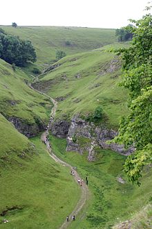 Peveril Castle Dale in Engeland is een V-vormige vallei die dieper wordt gemaakt door een klein beekje.