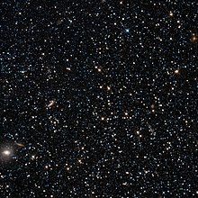 Fenix dvärggalax är en oregelbunden dvärggalax med yngre stjärnor i de inre delarna och äldre i utkanten.  