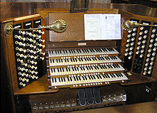 De vier-klaviers orgelconsole in St. Mary Redcliff, Bristol, Engeland. Het orgel werd gebouwd door Harrison en Harrison in 1912.