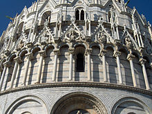 De koepel van het baptisterium in Pisa werd ontworpen door Nicola en de decoratie werd voltooid door zijn zoon Giovanni  