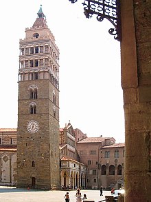 De klokkentoren van de kathedraal op het Piazza Duomo.  