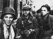 Тадеуш Райшчак ("Машинка") (крайно вдясно) и други двама млади войници от батальон Миотла, 2 септември 1944 г.