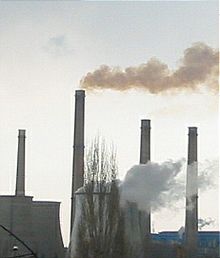 Rook die uit een schoorsteen komt is een voorbeeld van luchtverontreiniging.