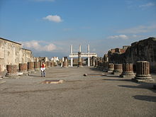 Las ruinas de la basílica romana de Pompeya muestran cómo estaba distribuida.  