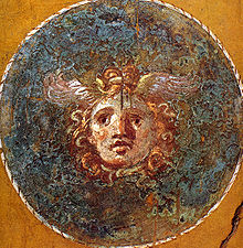 Um medalhão com cabeça de gorgo (afresco romano de Pompéia, século I d.C.).