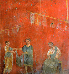 Pompeji - Fullonica des Veranius Hypsaeus. Angestellte einer Fullonica und ein Kunde (l), mit überhängenden Kleidungsstücken