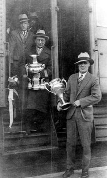 Wilson och hans lagkamrater återvänder till Port Arthur med Allan Cup 1929.  
