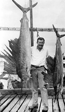 Ernest Hemingway em Key West, Flórida, EUA, na década de 1940, com um veleiro do Atlântico que ele havia capturado