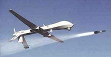 Un drone Predator tirant un missile Hellfire
