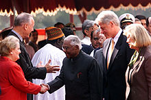 O Presidente Clinton e o Embaixador Dick Celeste apresentam o Presidente Narayanan à delegação dos EUA. Cerimônia de Chegada, Rashtrapati Bhavan, Nova Deli