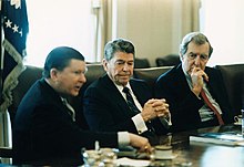 Reagan luistert naar het Tower Report met John Tower en Edmund Muskie in het Witte Huis, februari 1987.