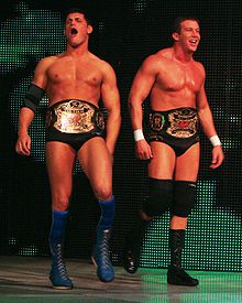 Cody Rhodes e Ted DiBiase como campeões