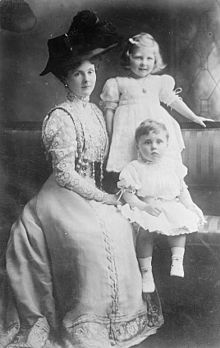 Prinsesse Alice, grevinde af Athlone, med sine børn May og Rupert.  