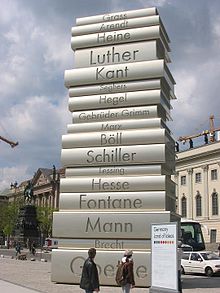 Escultura em Berlim, representando uma pilha de livros nos quais estão inscritos os nomes de grandes escritores alemães.