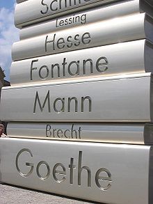 "Moderne boekdrukkunst" van de Walk of Ideas in Berlijn, Duitsland - gebouwd in 2006 ter herdenking van de uitvinding van Johannes Gutenberg, ca. 1445, van beweegbare drukletters.  