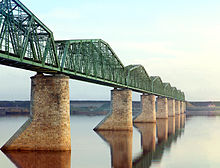 Most v Rusku vyrobený z kovu, pravděpodobně ze železa nebo oceli.