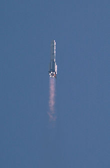 Een Proton-raket die de Zvezda-module voor het internationale ruimtestation lanceert in 2000.  