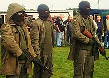 IRA-medlemmar iscensätter en återskapande scen 2009.
