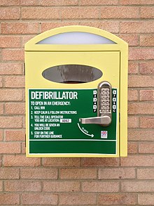 Tämä yleisön saatavilla oleva AED (automaattinen ulkoinen defibrillaattori) on varustettu koodatulla lukolla, jotta vain ambulanssipalvelu voi antaa soittajille pääsyn laitteeseen. Näin estetään laitteen varastaminen tai väärinkäyttö.