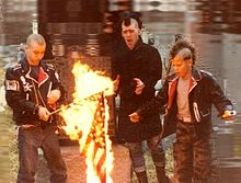 Ventiladores punk queimando uma bandeira dos Estados Unidos nos anos 80.