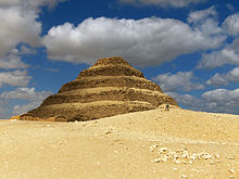 Una pirámide escalonada  