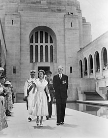 Isabel II, reina de Australia, en el monumento con Charles Bean (16 de febrero de 1954). El Duque de Edimburgo le sigue detrás con uniforme militar.  