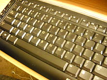 O tastatură de calculator QWERTY în format american.  