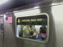 Uma placa digital na lateral de um vagão R142 do metrô do trem 4