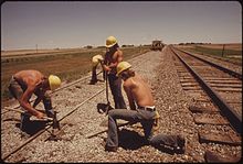 Spoorwegpersoneel werkt aan de Atchison, Topeka en Santa Fe sporen nabij Bellefont, 1974. Foto door Charles O'Rear.  