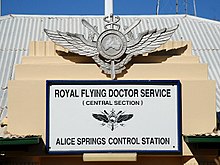 Alice Springs Üssü'ndeki eski RFDS logosu.