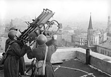 Soviet anti-aircraft gunners on the roof of the Moskva Hotel in the immediate vicinity of the Kremlin (August 1941)