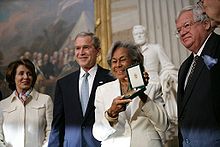 Rachel Robinson (terza da sinistra) accetta la medaglia d'oro postumo del Congresso per suo marito dal presidente George W. Bush in una cerimonia del 2 marzo 2005 nella Rotonda del Campidoglio. Nella foto ci sono anche Nancy Pelosi (a sinistra) e Dennis Hastert (a destra).