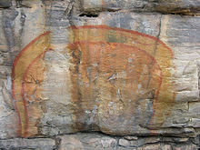 Een Regenboogslang geschilderd op een grotwand door Aboriginal kunstenaars.