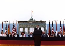 Reagan spreekt bij de Brandenburger Tor van de Berlijnse Muur en inspireert Gorbatsjov tot het afbreken van deze muur.