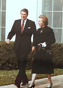Ronald Reagan, Mrs Thatcher plus handtas