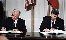 Michail Gorbatsjov en Ronald Reagan ondertekenen het INF-verdrag in het Witte Huis, 1987