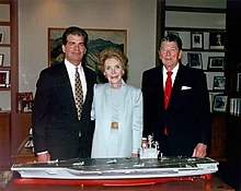 Manželé Reaganovi s modelem lodi USS Ronald Reagan s generálním ředitelem Williamem Frickem, květen 1996