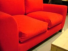 Um sofá vermelho.