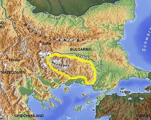 I confini fisico-geografici della Tracia: i Monti Balcani, i Monti Rodopi e il Bosforo. La catena montuosa dei Rodopi è evidenziata.