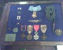 Rickenbacker's militaire onderscheidingen, badges, en insignes tentoongesteld in het San Diego Luchtvaart en Ruimtevaart Museum