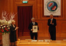 Jakob von Uexkull (a la derecha) y la Comisaria Europea Margot Wallström (a la izquierda) entregan el premio de 2009 a David Suzuki