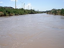 The Rio Grande between El Paso (USA, left) and Ciudad Juárez (Mexico, right). From here to the Gulf of Mexico it forms the border between the USA and Mexico.