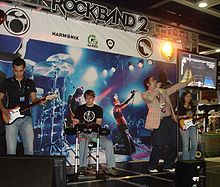 Een geïmproviseerde groep van Rock Band 2 spelers